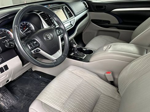 Used 2016 Toyota Highlander Plus w/ Preferred Accessory Package FWD image 10
