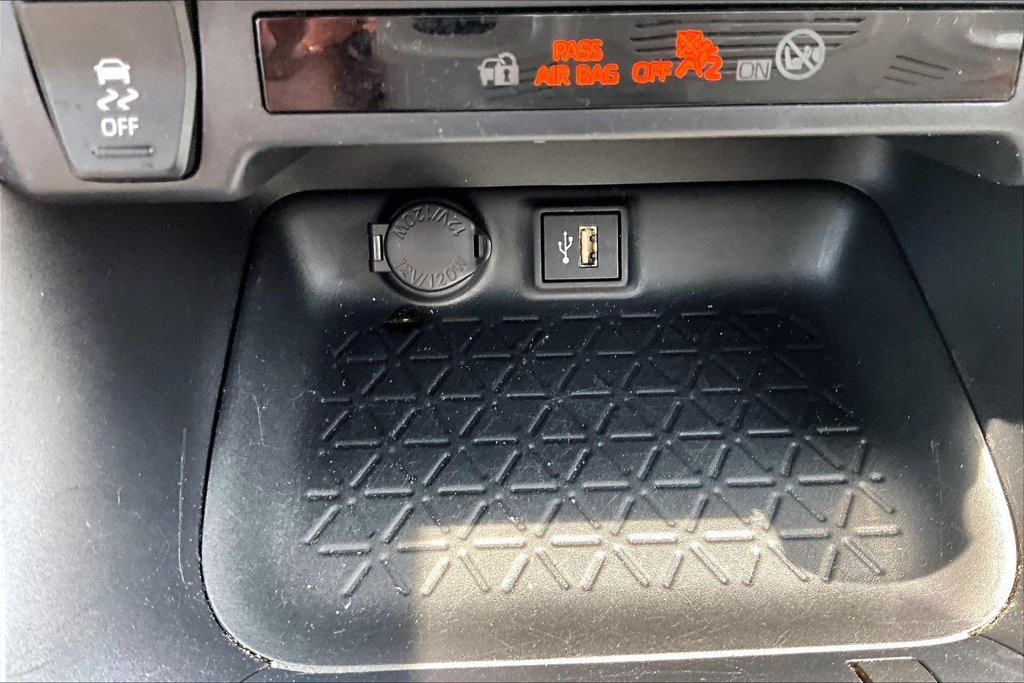 Used 2025 Toyota RAV4 XLE AWD/4WD image 16
