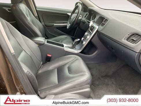 Used 2018 Volvo V60 T5 Cross Country image 15