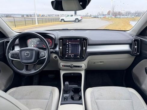 Used 2020 Volvo XC40 T5 Momentum w/ Protection Package Premier image 6