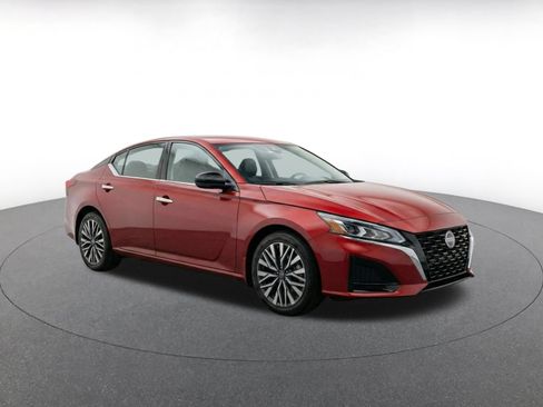 Used 2025 Nissan Altima 2.5 SV FWD image 4