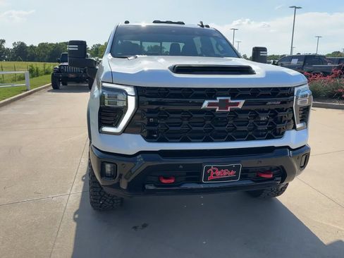 Used 2025 Chevrolet Silverado 2500 ZR2 w/ Technology Package AWD/4WD image 3