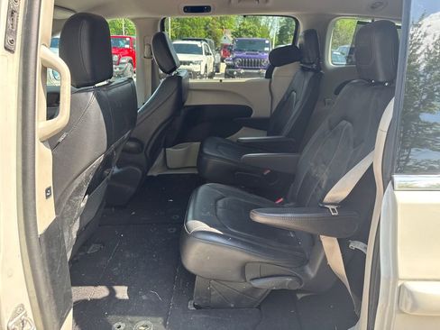 Used 2017 Chrysler Pacifica Touring-L w/ Tire & Wheel Group FWD image 8