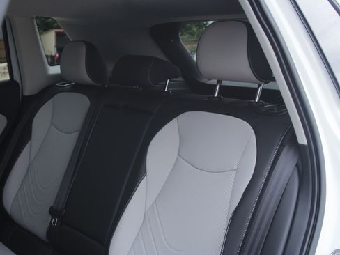 Certified 2025 Volkswagen Tiguan SE FWD image 17