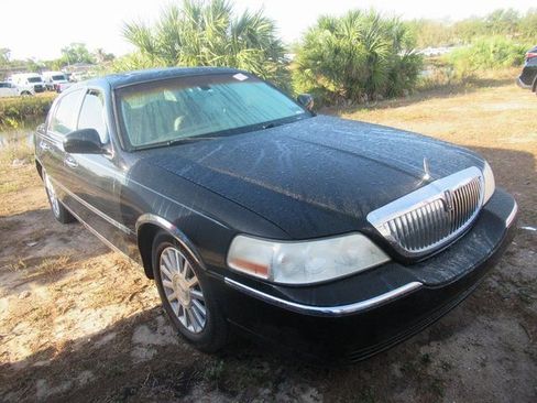 Used 2004 Lincoln Town Car Ultimate image 1