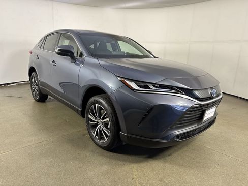 Used 2024 Toyota Venza LE image 3