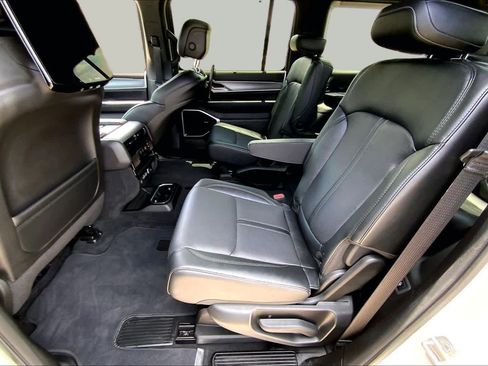 Used 2025 Jeep Wagoneer Series III w/ Premium Group I AWD/4WD image 21