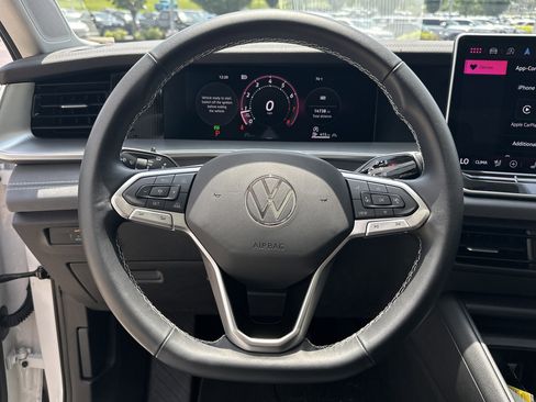 Used 2025 Volkswagen Tiguan SE AWD/4WD image 17