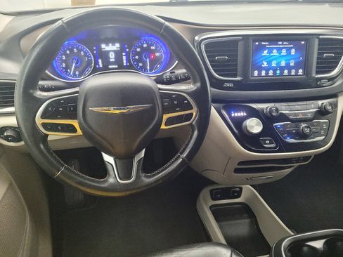 Used 2018 Chrysler Pacifica Touring-L FWD image 22