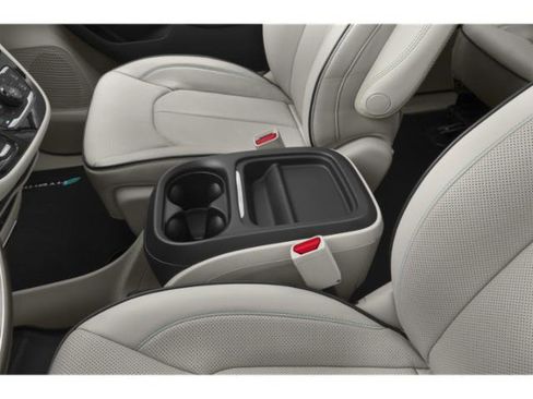 Used 2019 Chrysler Pacifica Limited w/ Advanced Safetytec Group FWD image 18