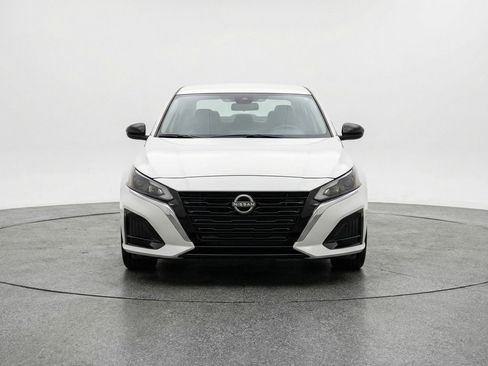 Used 2025 Nissan Altima 2.5 SV FWD image 2