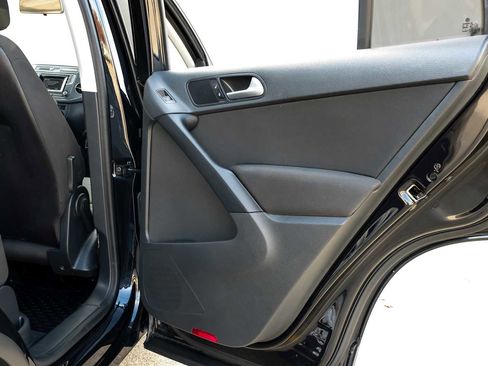 Used 2017 Volkswagen Tiguan S image 43