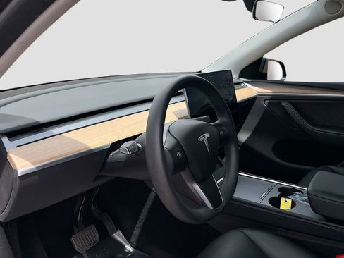 Used 2024 Tesla Model Y Long Range AWD/4WD image 9