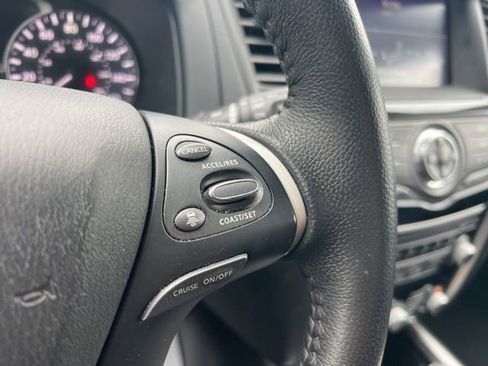 Used 2020 Nissan Pathfinder SV image 15