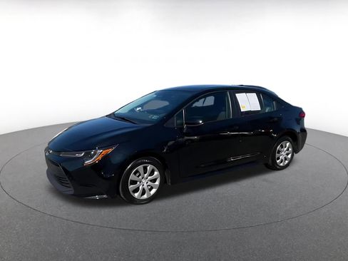 Used 2025 Toyota Corolla LE image 6
