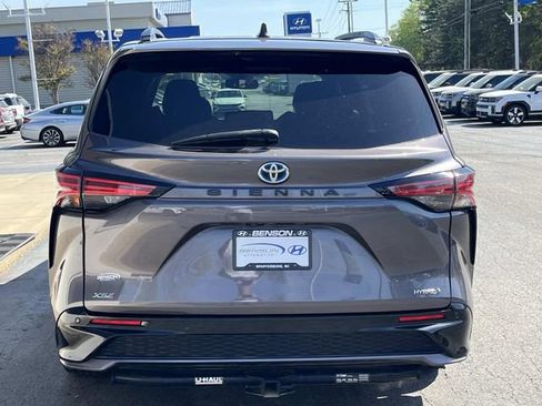 Used 2022 Toyota Sienna XSE FWD image 5