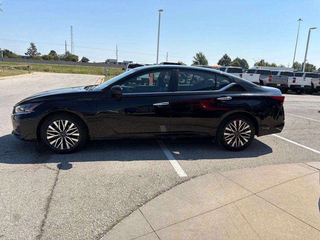 Used 2025 Nissan Altima 2.5 SV FWD image 6