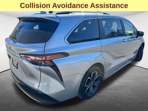 Used 2025 Toyota Sienna Platinum image 10