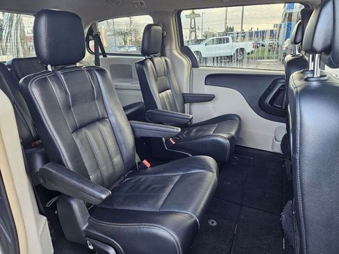 Used 2014 Chrysler Town & Country Touring image 36