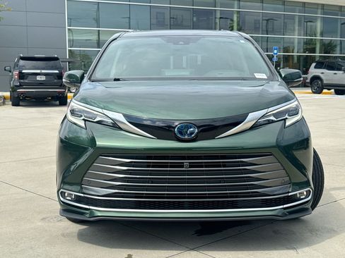 Used 2021 Toyota Sienna Platinum AWD/4WD image 4