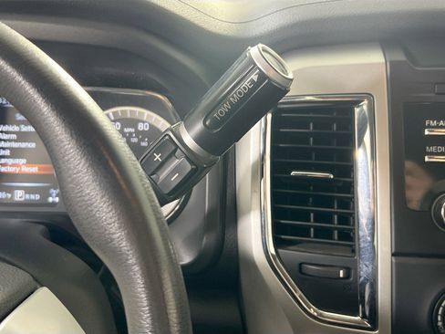 Used 2018 Nissan Titan SV image 16