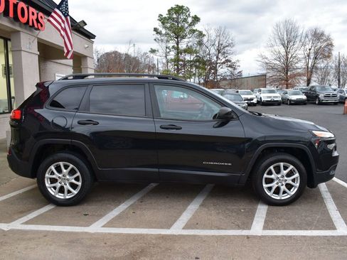 Used 2016 Jeep Cherokee Sport image 6