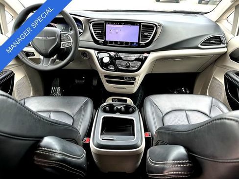 Used 2024 Chrysler Pacifica Touring-L FWD image 29