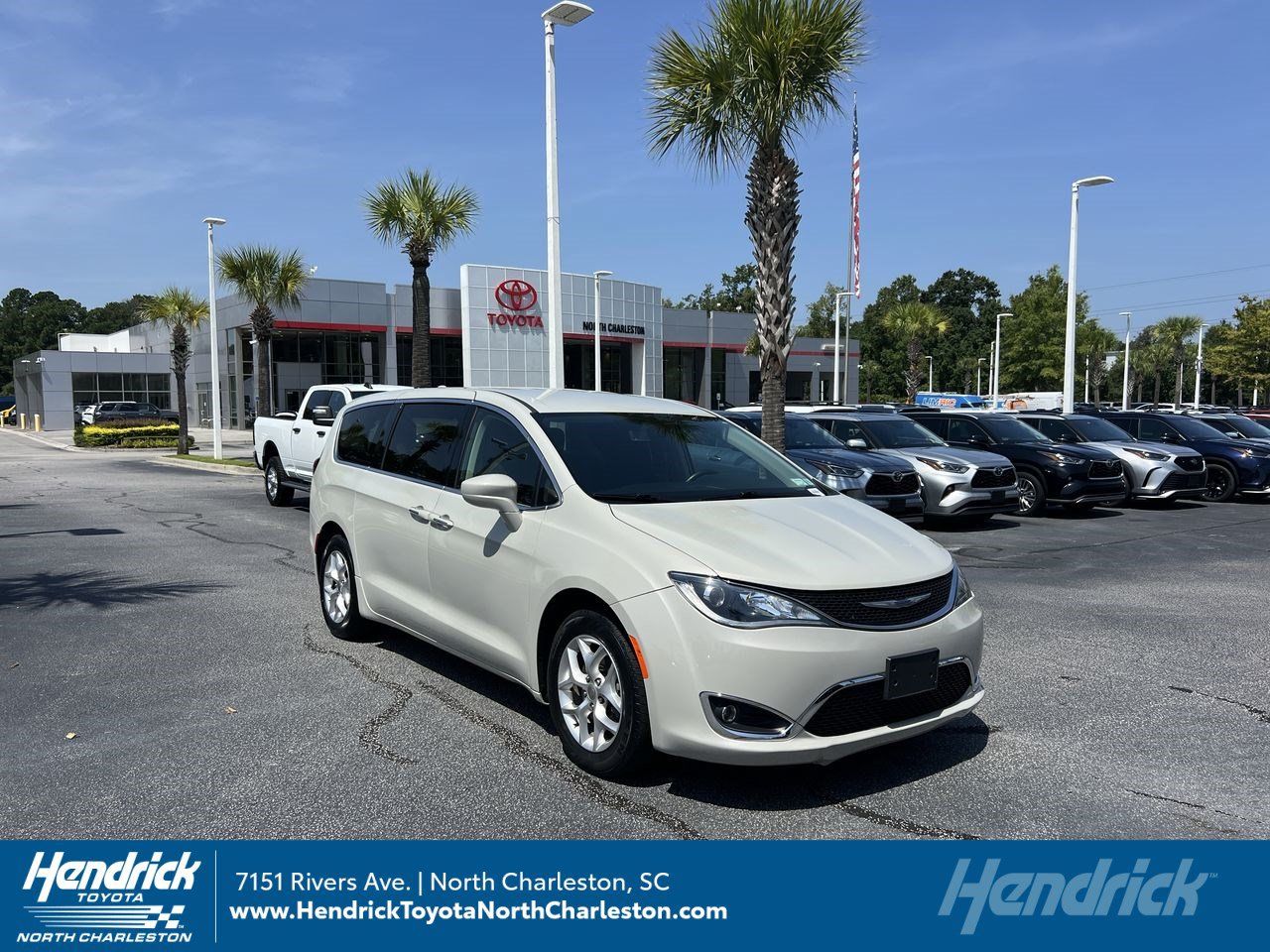Used 2020 Chrysler Pacifica Touring w/ Tire & Wheel Group FWD image 1