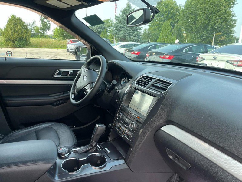 Used 2017 Ford Explorer XLT w/ Equipment Group 202A AWD/4WD image 2