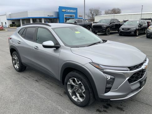 Used 2025 Chevrolet Trax LT w/ LT Convenience Package image 2