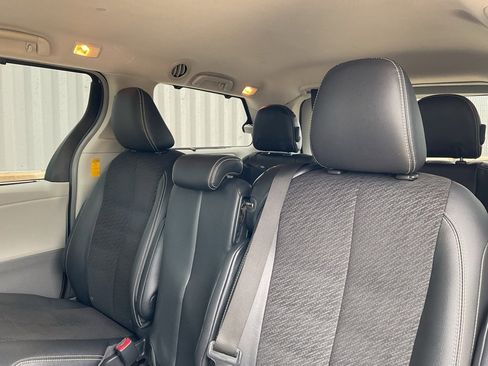 Used 2014 Toyota Sienna SE image 15