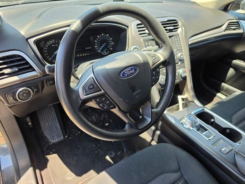 Used 2017 Ford Fusion SE FWD image 4