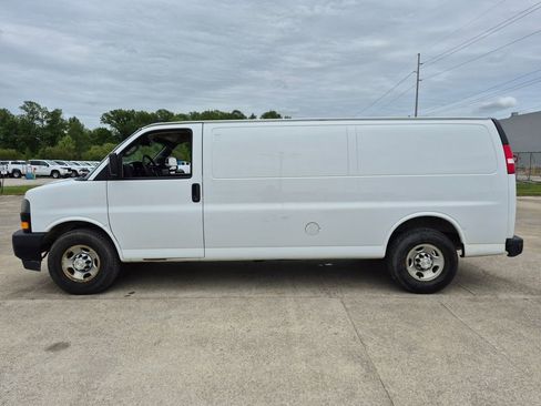 Used 2019 Chevrolet Express 2500 Extended RWD image 4