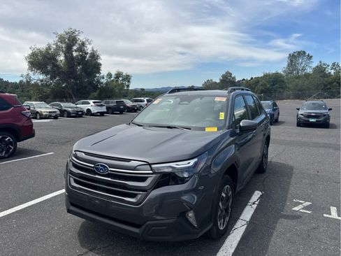 Used 2025 Subaru Forester Premium AWD/4WD image 1