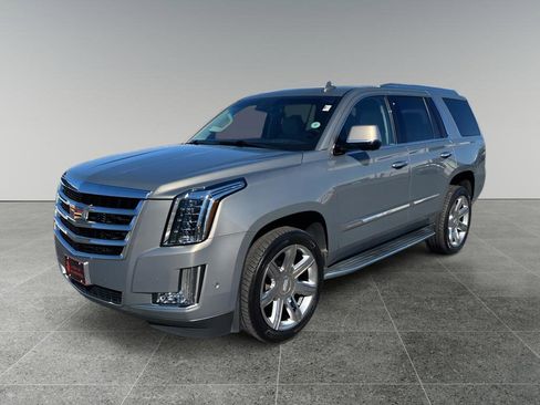 Used 2018 Cadillac Escalade Luxury image 3