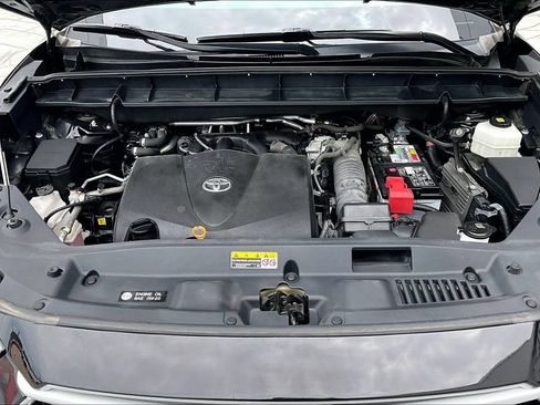 Used 2021 Toyota Highlander XLE AWD/4WD image 32