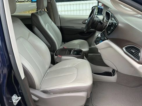 Used 2017 Chrysler Pacifica Touring-L FWD image 23