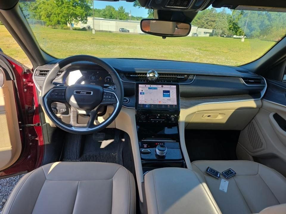 Used 2023 Jeep Grand Cherokee L Limited AWD/4WD image 3