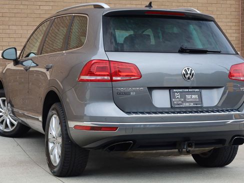 Used 2017 Volkswagen Touareg Sport AWD/4WD image 10