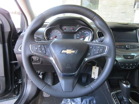 Used 2017 Chevrolet Cruze LT FWD image 8