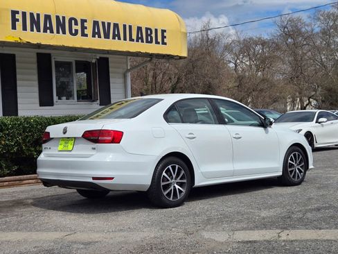 Used 2017 Volkswagen Jetta SE image 3