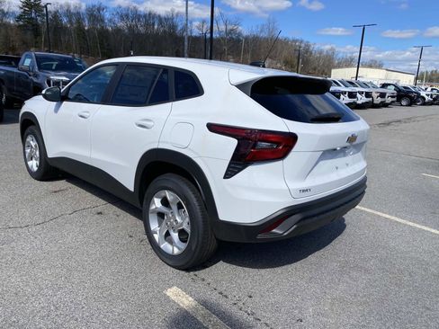 New 2026 Chevrolet Trax LS w/ LS Convenience Package FWD image 3