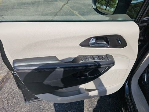 Used 2023 Chrysler Pacifica Touring-L FWD image 20
