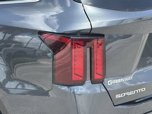 Used 2025 Kia Sorento S FWD image 7