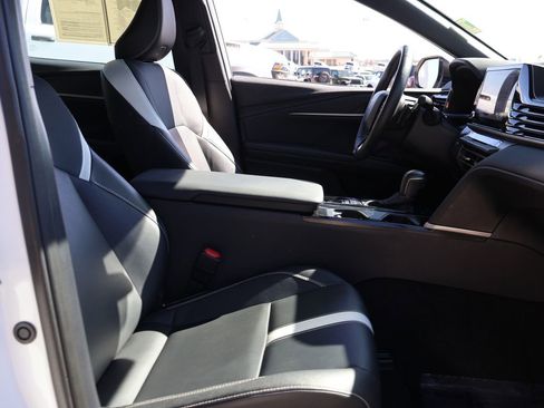 Used 2025 Toyota Camry SE image 9