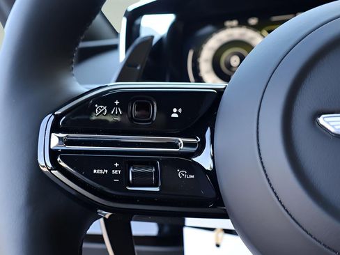 Used 2025 Aston Martin V8 Vantage Coupe image 23