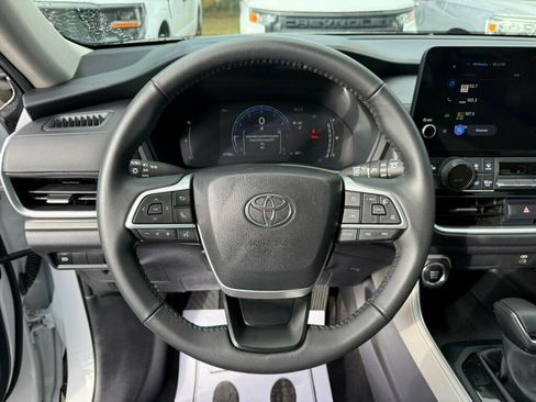 Used 2025 Toyota Grand Highlander XLE FWD image 5