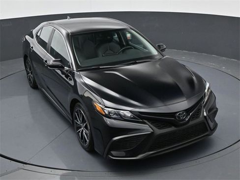 Used 2024 Toyota Camry SE image 19