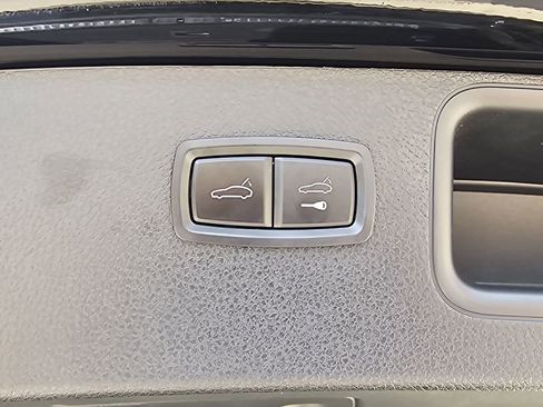 Used 2021 Porsche Macan image 40