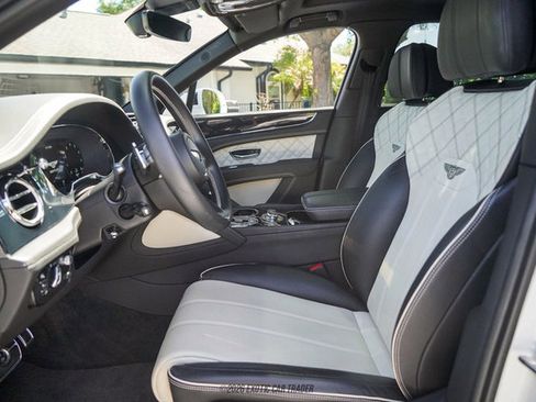Used 2021 Bentley Bentayga AWD/4WD image 19
